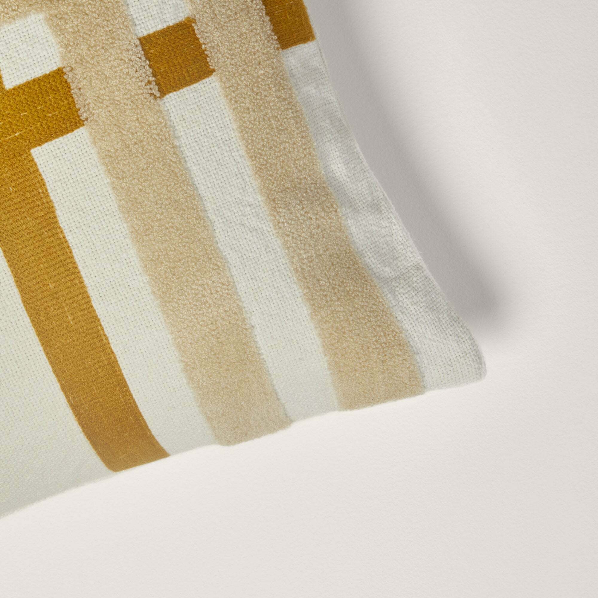 Housse De Coussin Scott Beige Naturel Et Jaune Ocre - Madura - The Cool Republic