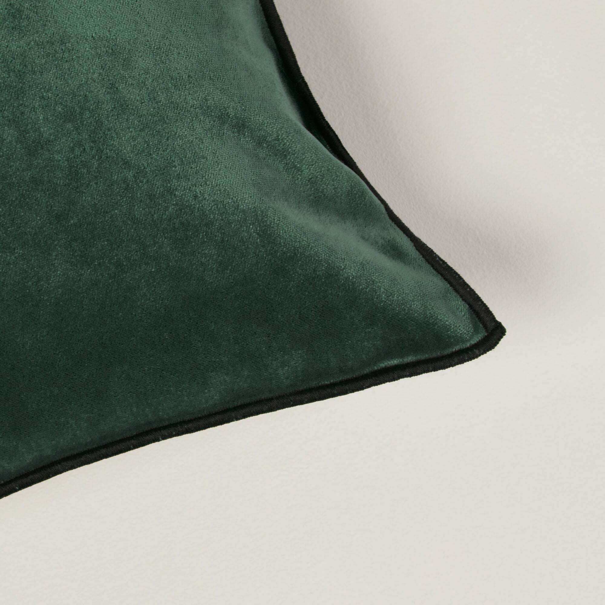 Housse de coussin vert moyen et bourdon noir Dario - Madura - The Cool Republic
