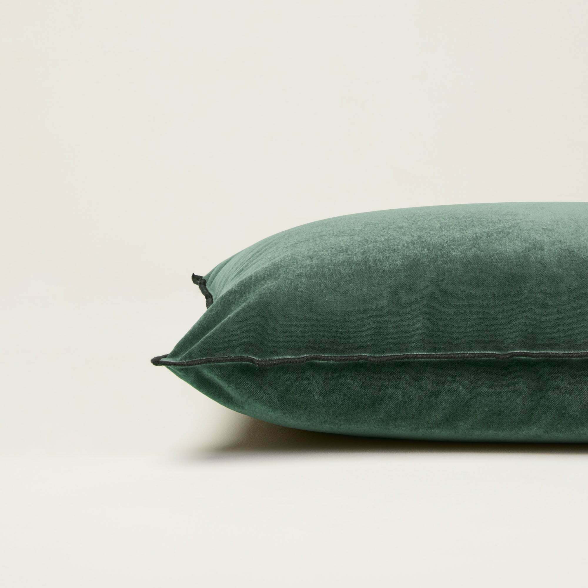 Housse de coussin vert moyen et bourdon noir Dario - Madura - The Cool Republic