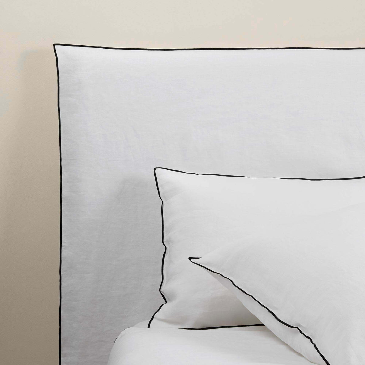 Housse De Tête De Lit Blanc Et Bourdon Noir 210 x 134 cm Carlina - Madura - The Cool Republic