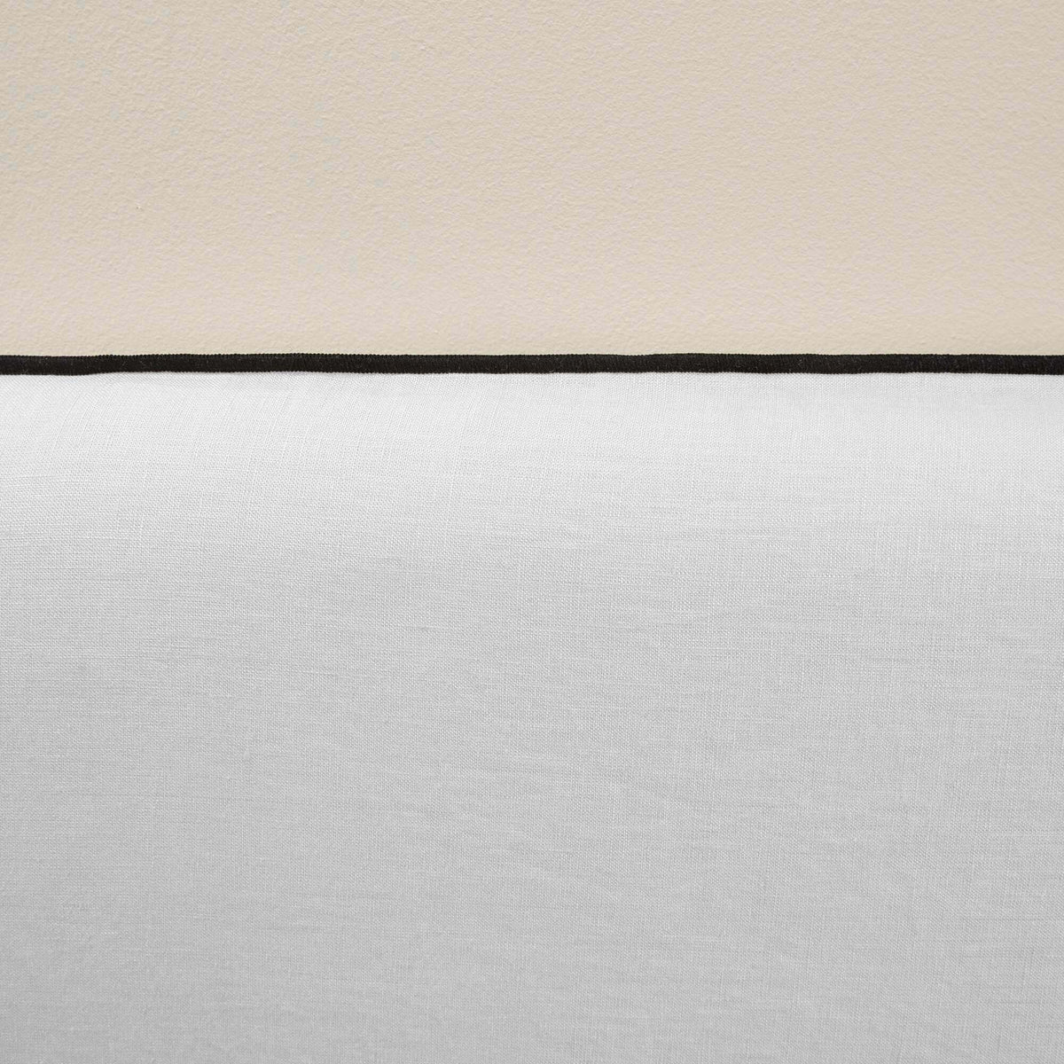 Housse De Tête De Lit Blanc Et Bourdon Noir 210 x 134 cm Carlina - Madura - The Cool Republic