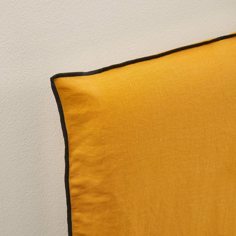 Housse De Tête De Lit Jaune Ocre Et Bourdon Noir 210 x 134 cm Carlina - Madura - The Cool Republic