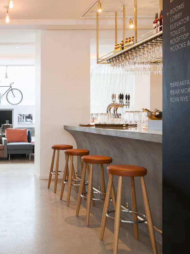 Taburete de bar en roble y acero con asiento en cuero coñac 35x76cm Loke - Carl Hansen & Son