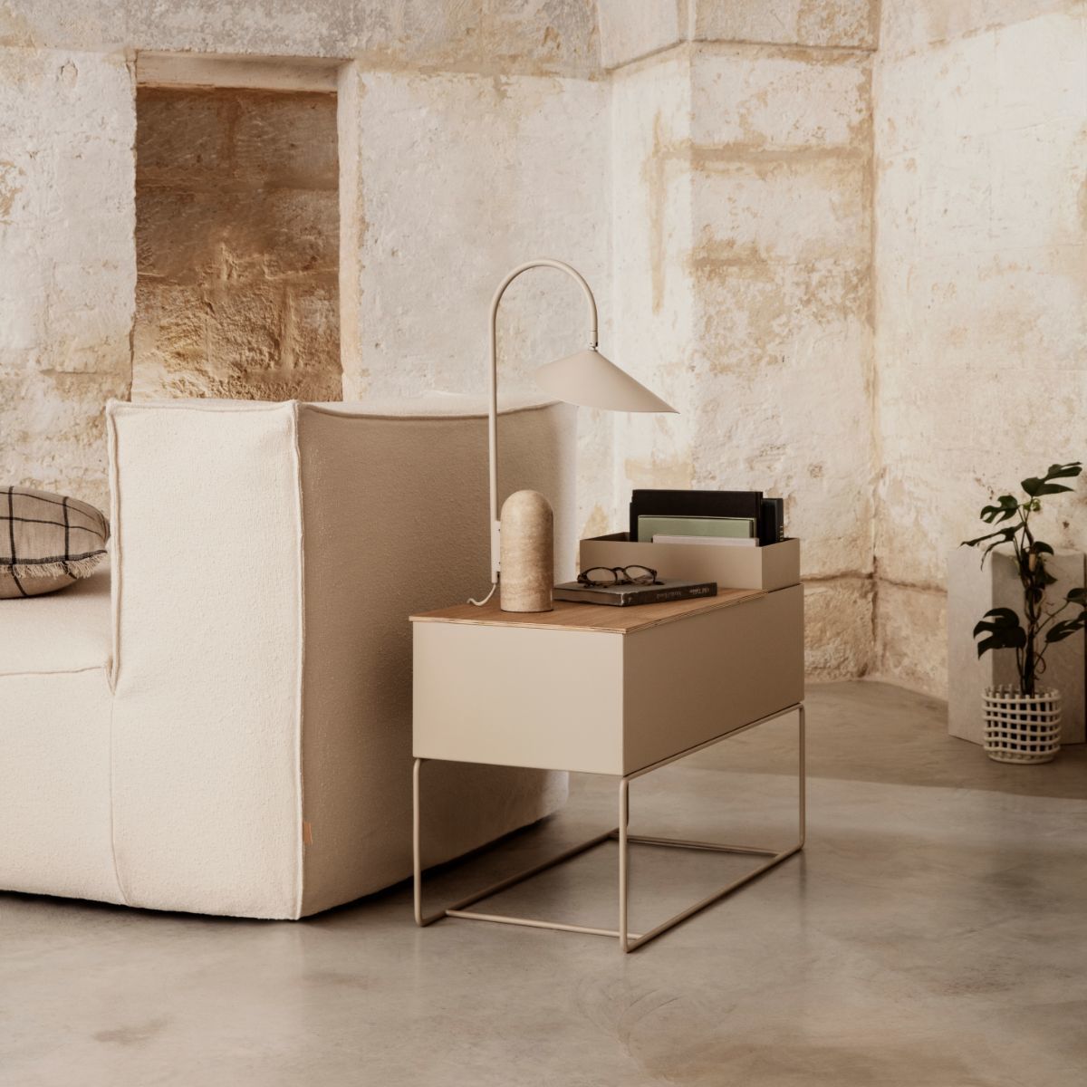 Jardinière avec pieds bas en métal gris clair - Ferm Living - The Cool Republic