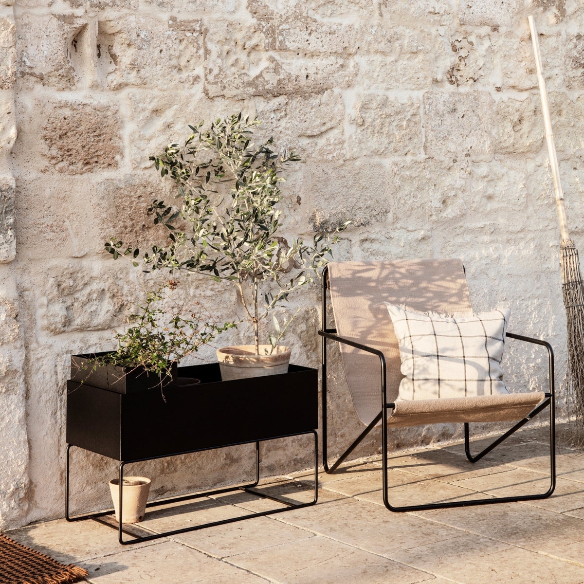 Jardinière avec pieds bas en métal noir - Ferm Living - The Cool Republic
