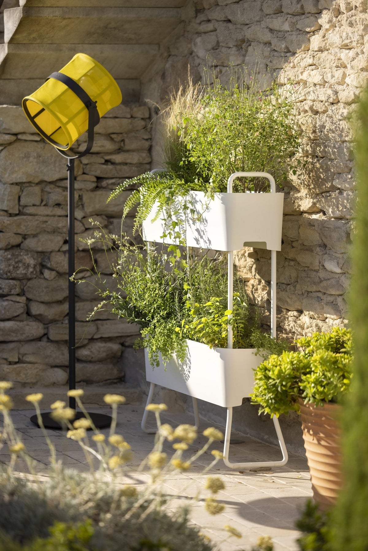 Lampadaire abat-jour blanc et pied charbon La Lampe Paris - Maiori - The Cool Republic