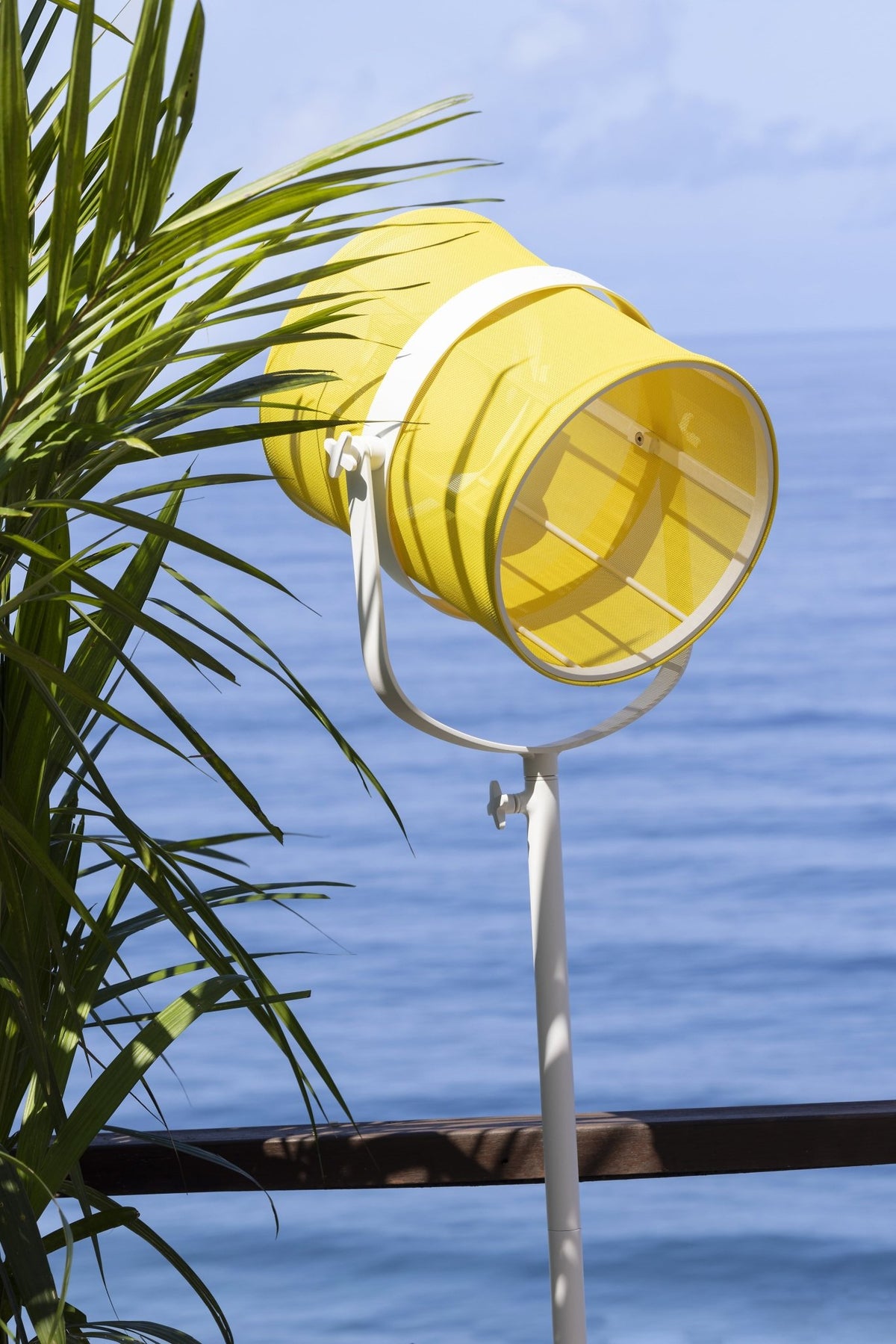 Lampadaire abat-jour citron et pied charbon La Lampe Paris - Maiori - The Cool Republic