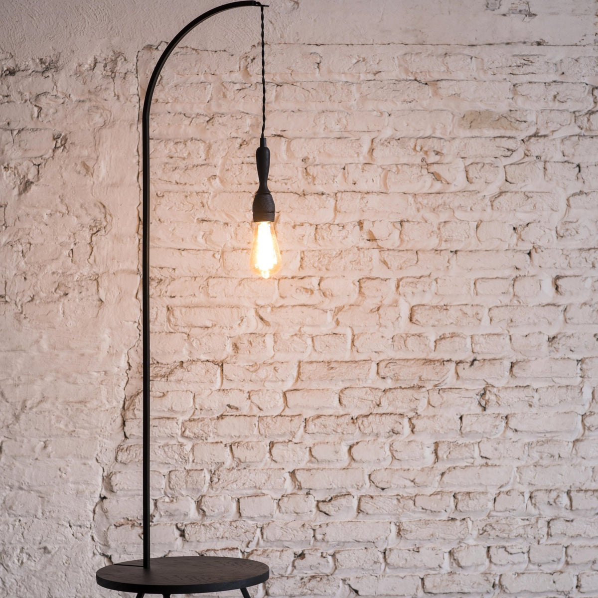 Lampadaire avec table en bois noir Studio Simple - Serax - The Cool Republic