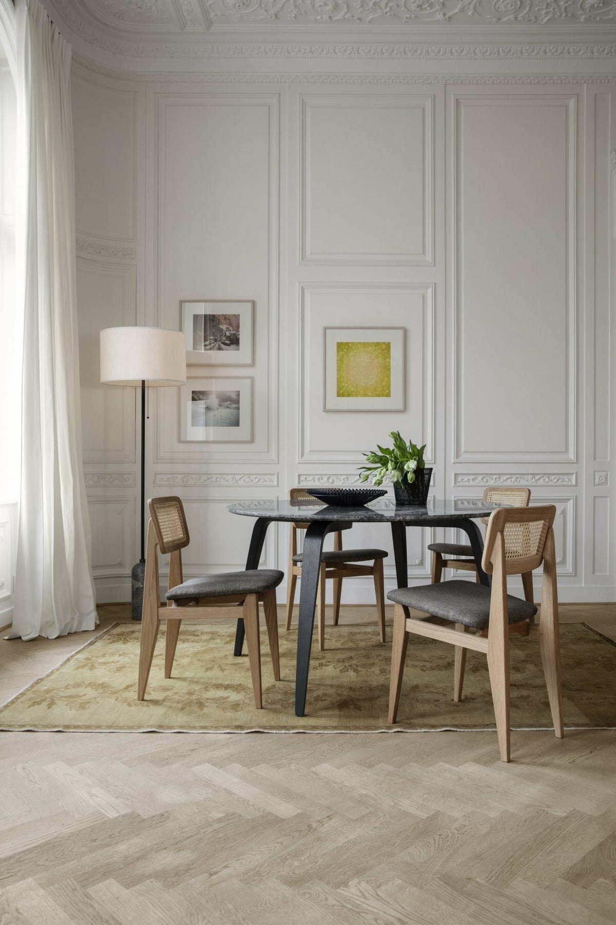 Lampadaire beige base noir Gravity - Gubi - The Cool Republic