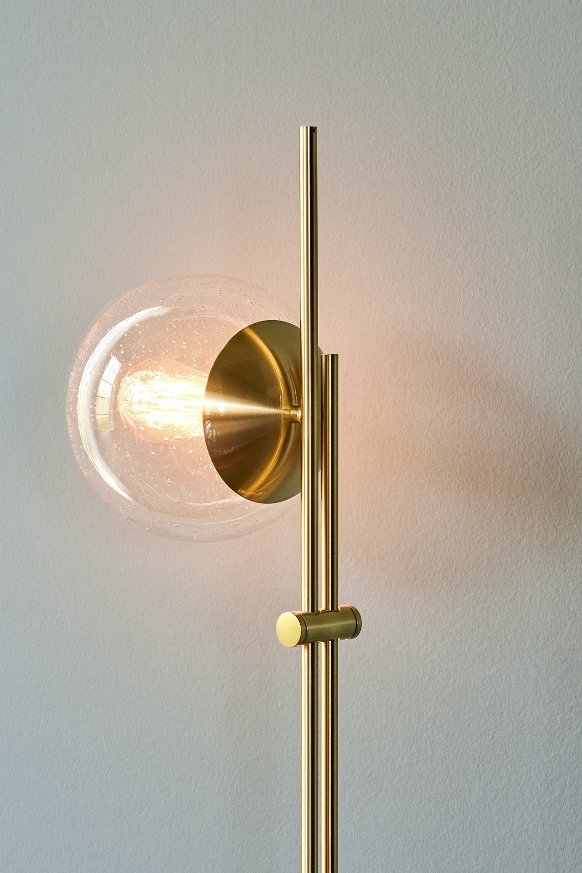 Lampadaire boule en laiton - Hübsch - The Cool Republic