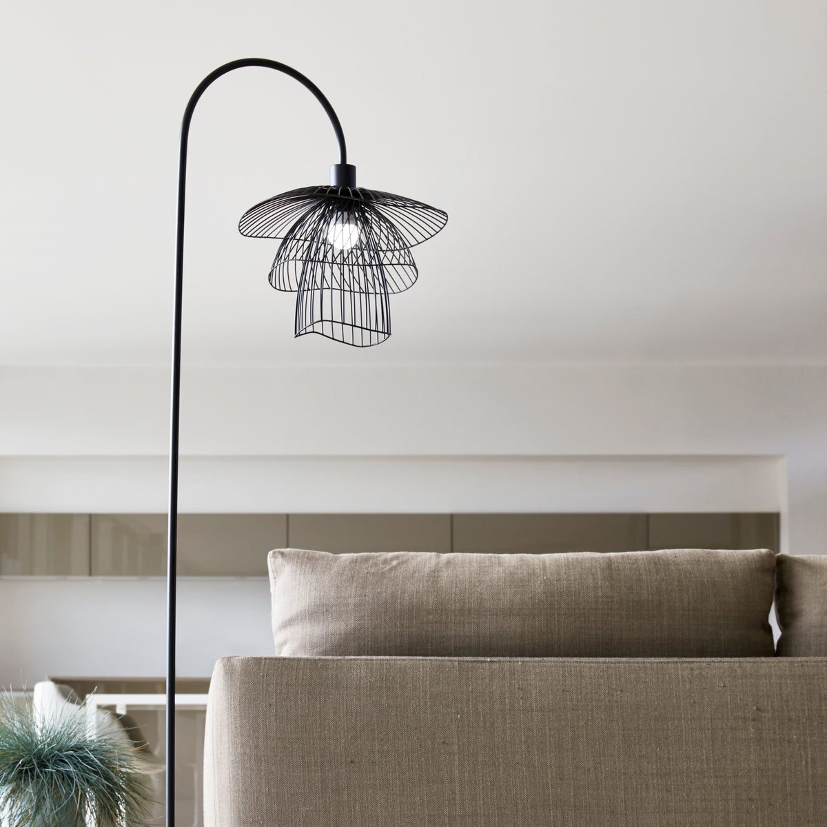 Lampadaire champagne Papillon - Forestier - The Cool Republic