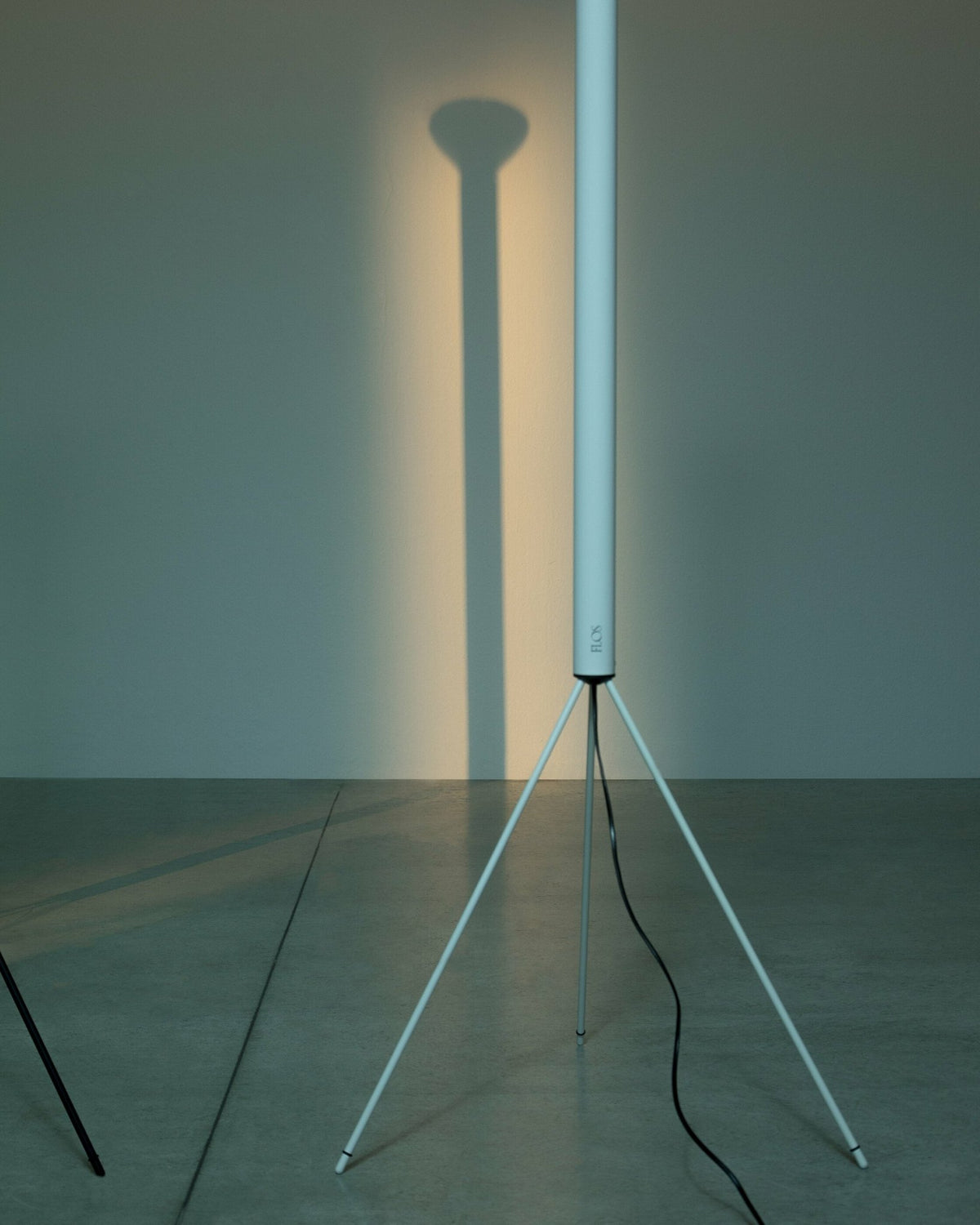 Lampadaire design bleu clair 189 cm Luminator - Flos - The Cool Republic