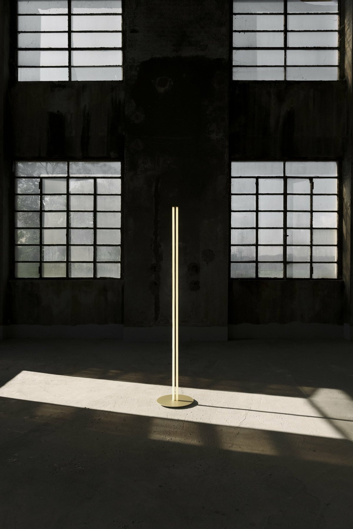 Lampadaire design en acier anodisé champagne 200 cm Coordinates - Flos - The Cool Republic