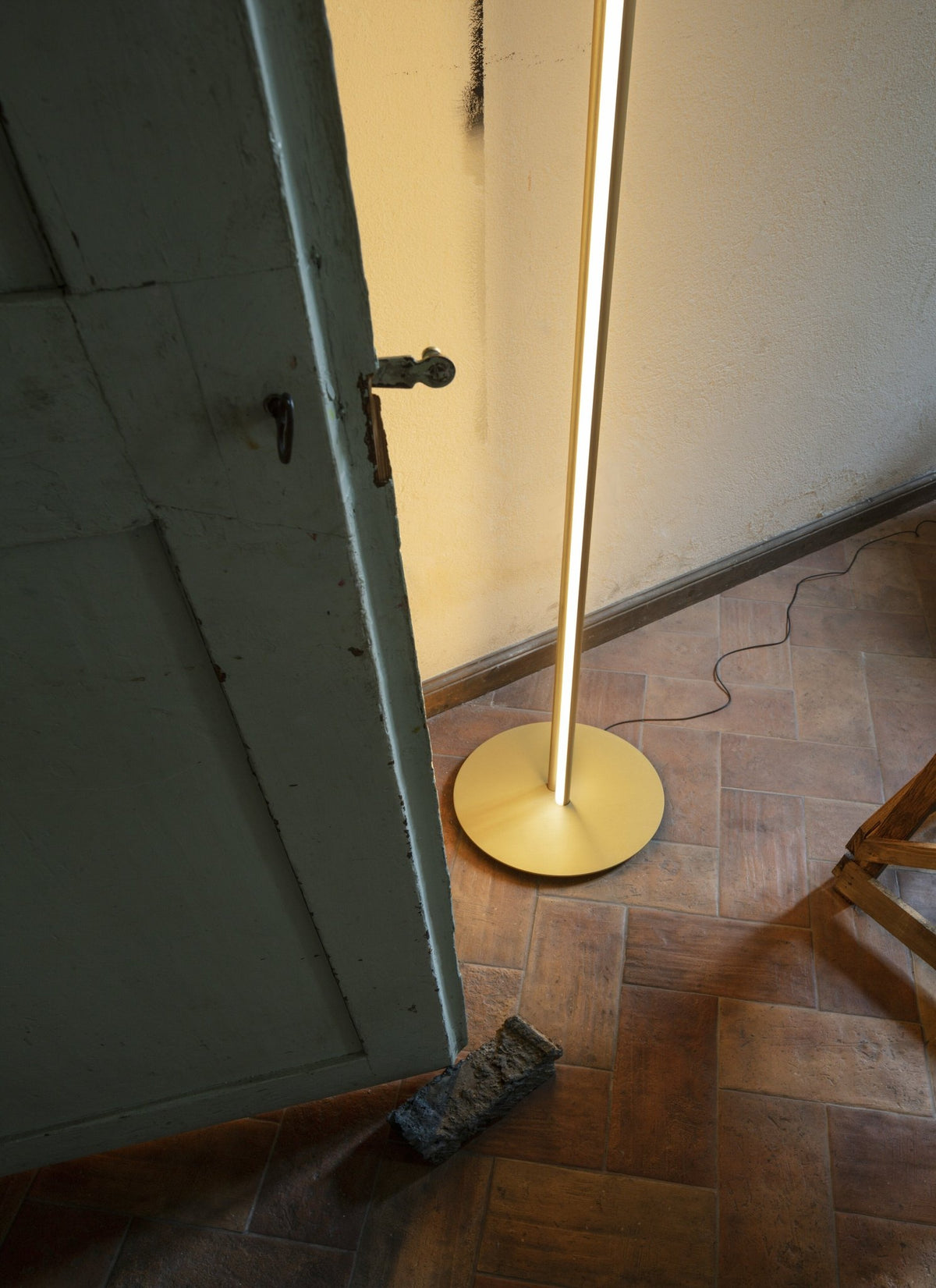 Lampadaire design en acier anodisé champagne 200 cm Coordinates - Flos - The Cool Republic
