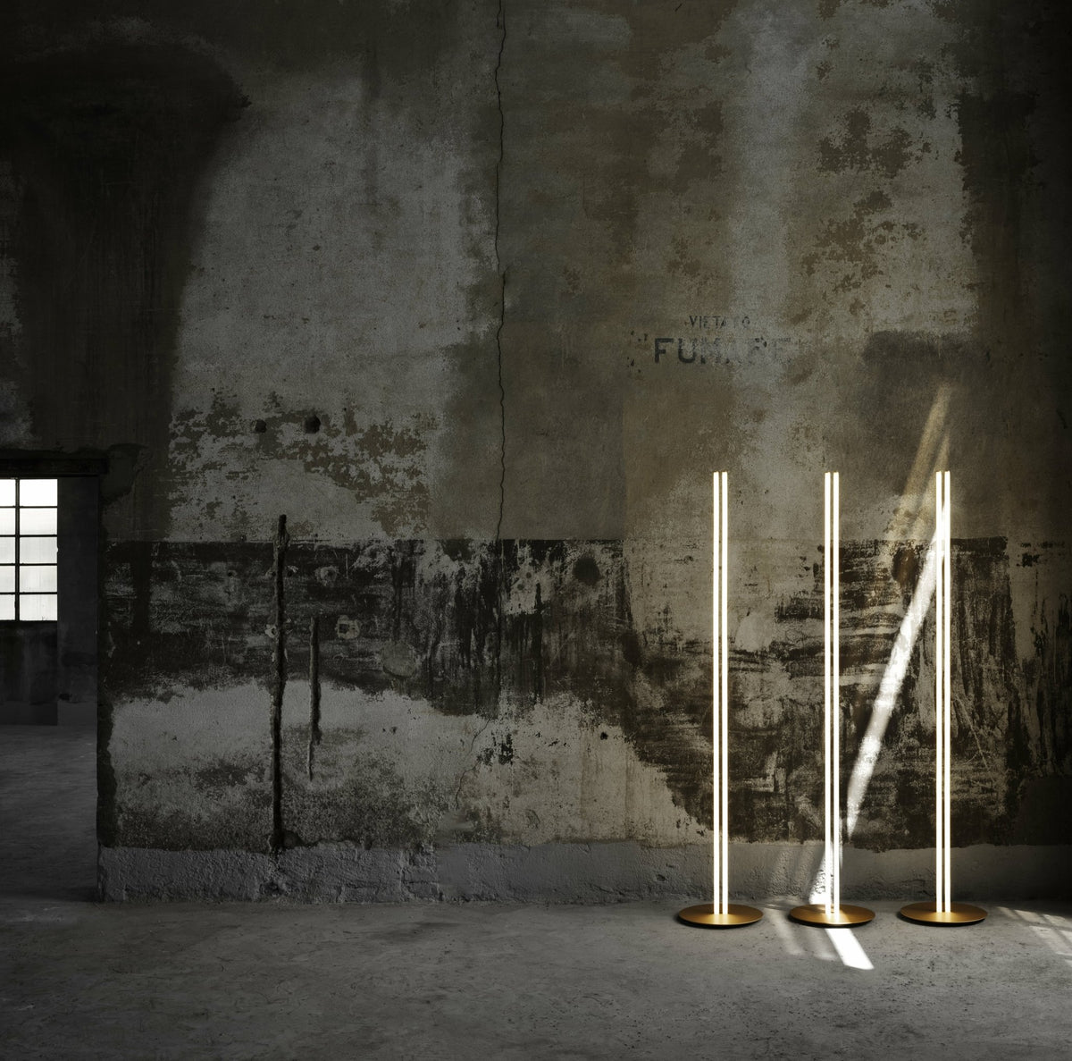 Lampadaire design en acier anodisé champagne 200 cm Coordinates - Flos - The Cool Republic