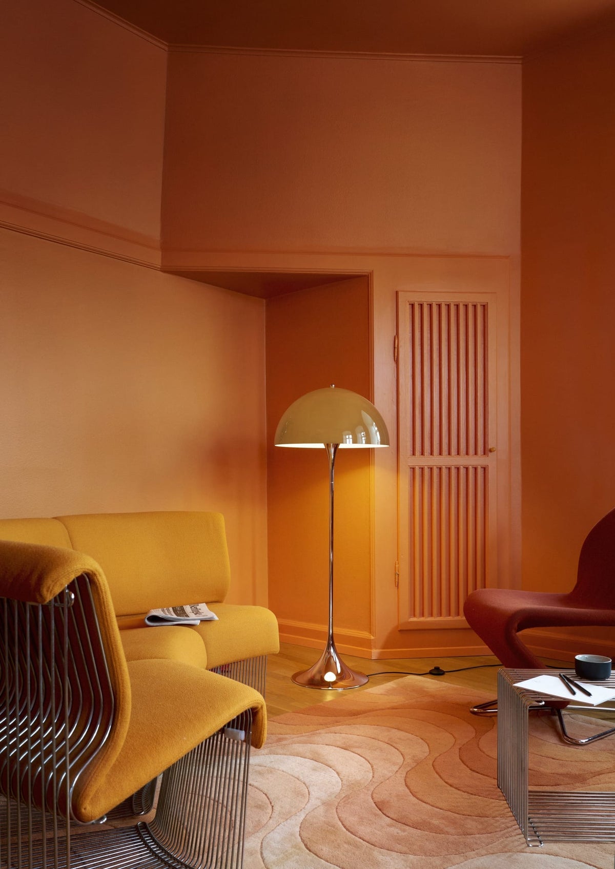 Lampadaire design en acrylique marron 129cm Panthella - Louis Poulsen - The Cool Republic