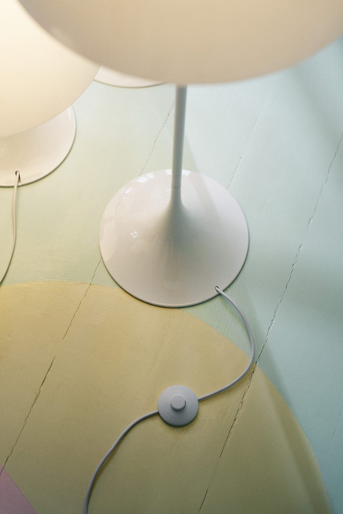 Lampadaire design en acrylique opalisé blanc 40x103,5cm Panthella - Louis Poulsen — vue 14