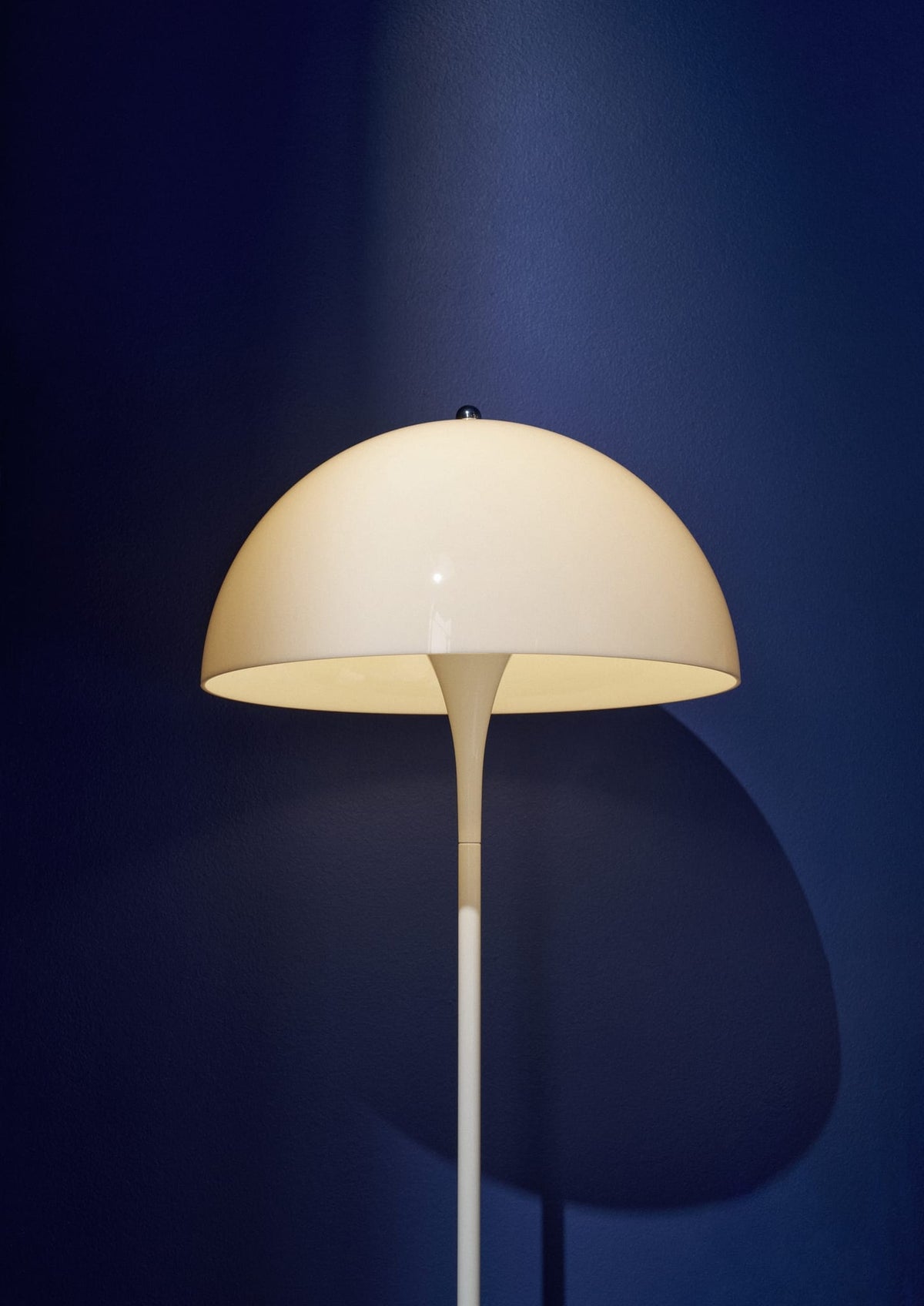 Lampadaire design en acrylique opalisé blanc 40x103,5cm Panthella - Louis Poulsen — vue 16