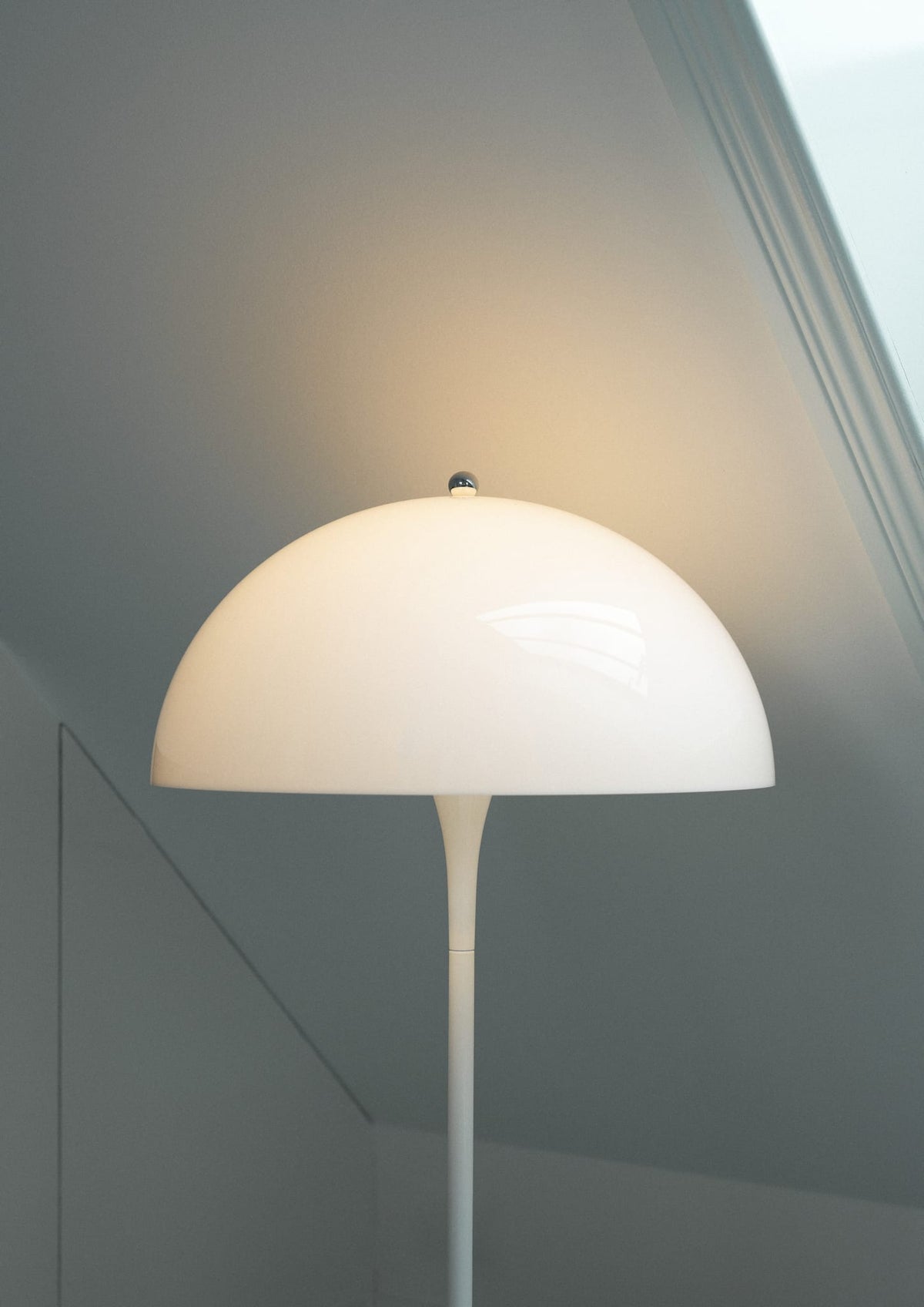 Lampadaire design en acrylique opalisé blanc 40x103,5cm Panthella - Louis Poulsen — vue 17