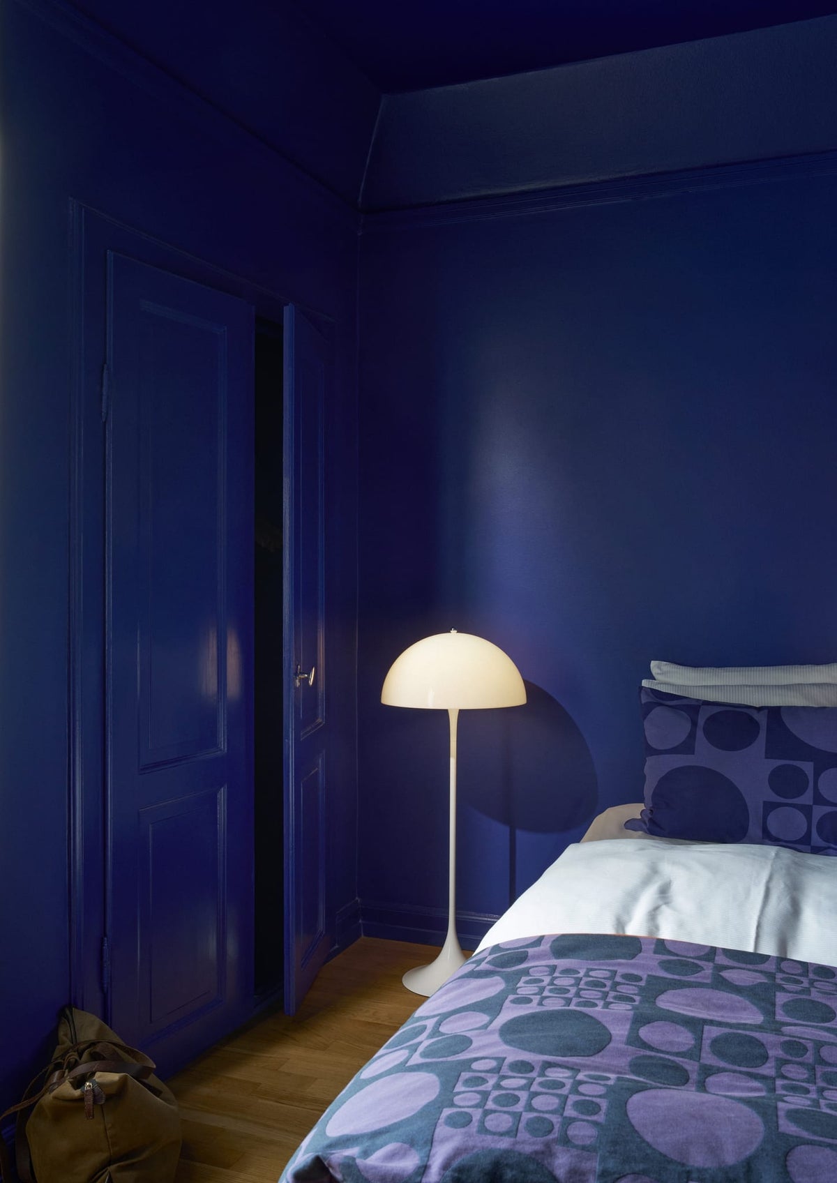 Lampadaire design en acrylique opalisé blanc 40x103,5cm Panthella - Louis Poulsen — vue 31