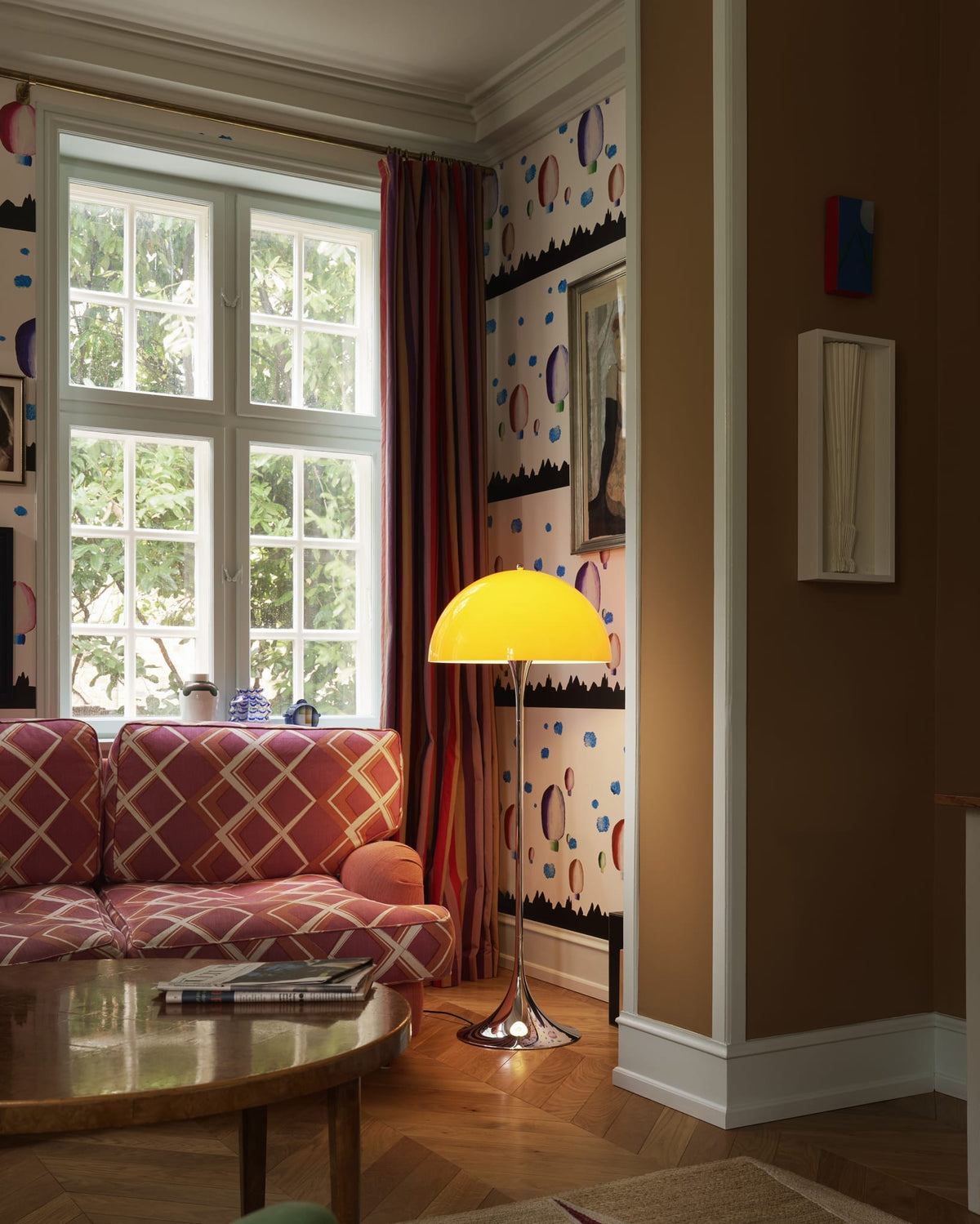 Lampadaire design en acrylique orange 129cm Panthella - Louis Poulsen — vue 10