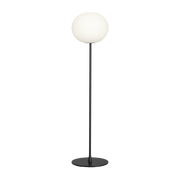 Lampadaire design en verre opalin et acier noir mat 33 x 135 cm Glo-Ball - Flos - The Cool Republic