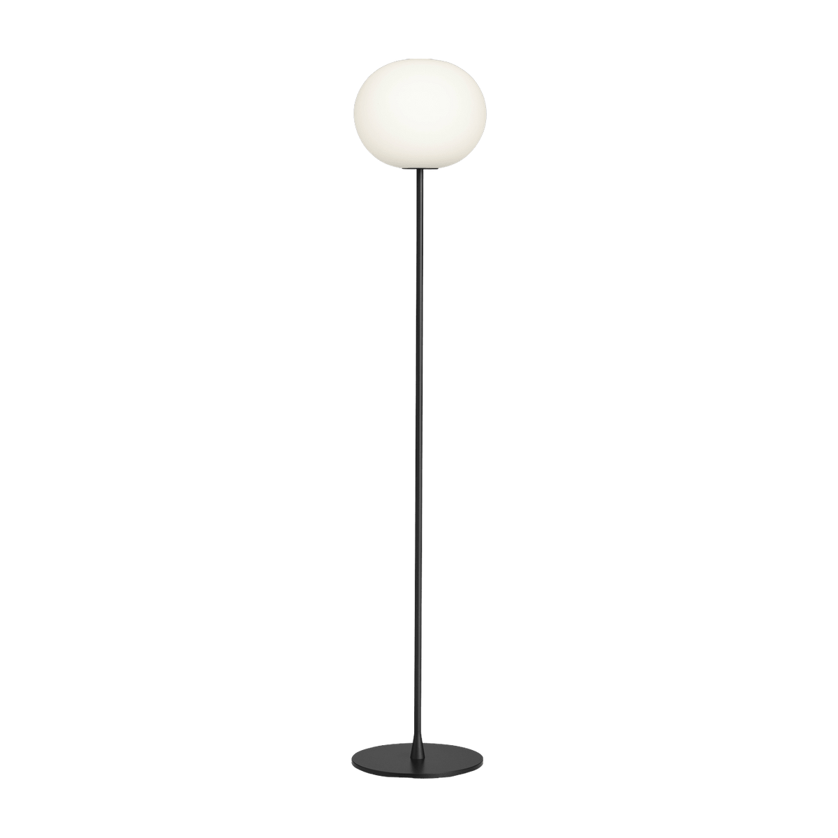 Lampadaire design en verre opalin et acier noir mat 40 x 185 cm Glo-Ball - Flos - The Cool Republic