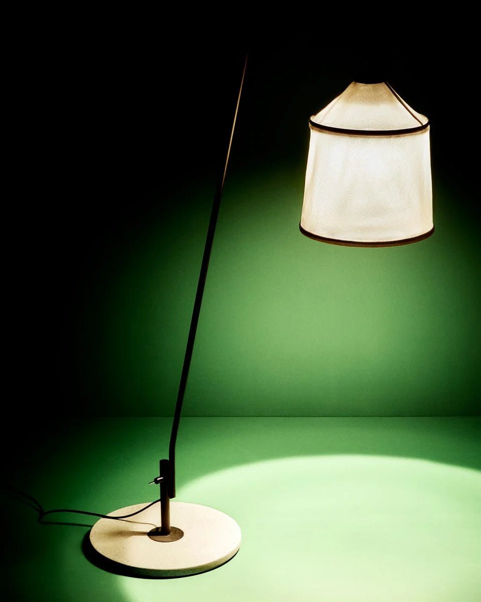Lampadaire d'extérieur en acier et textile gris Jaima - Marset - The Cool Republic