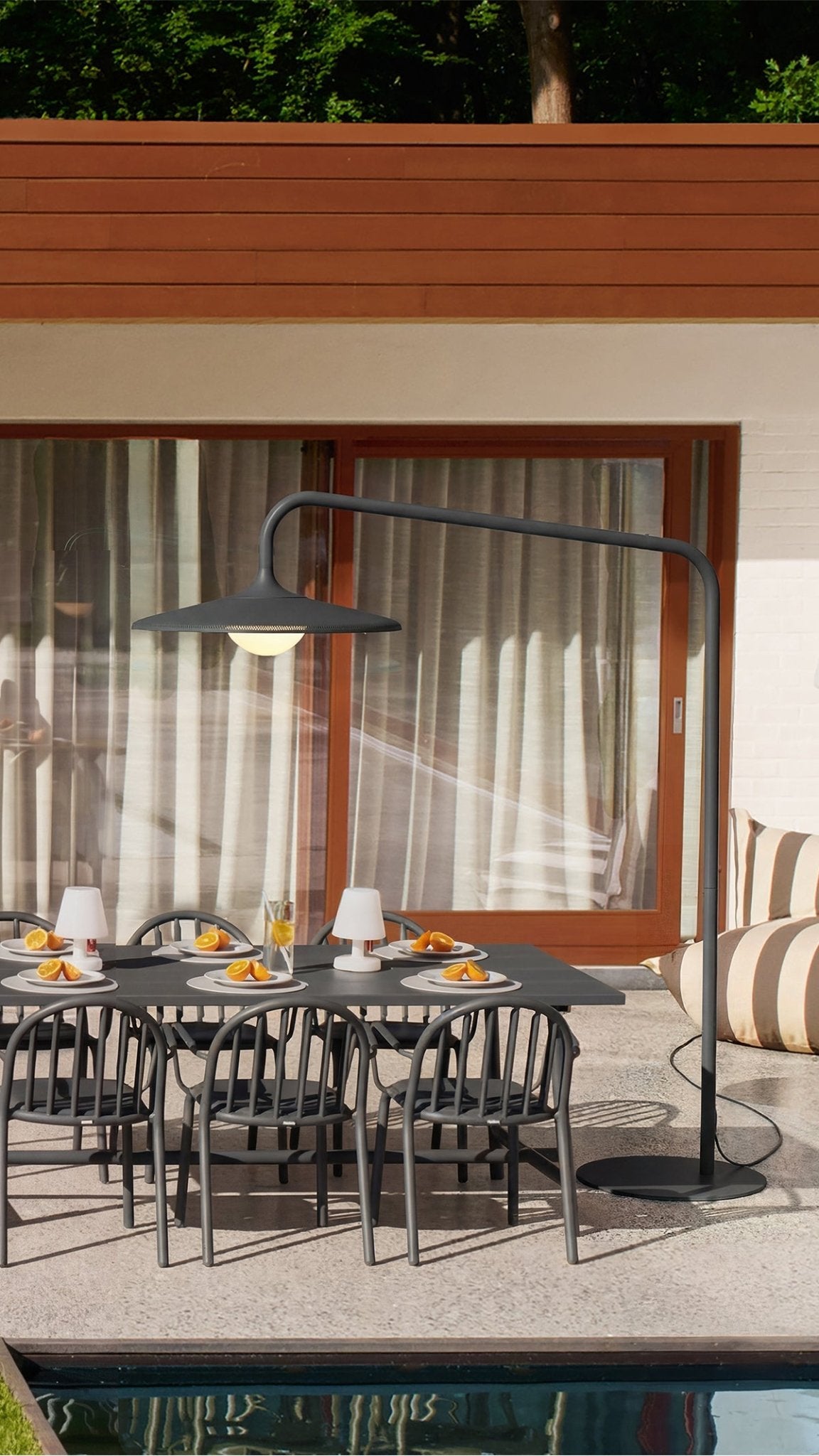 Lampadaire d'extérieur en aluminium anthracite 180x84x233cm Archigrande - Fatboy - The Cool Republic