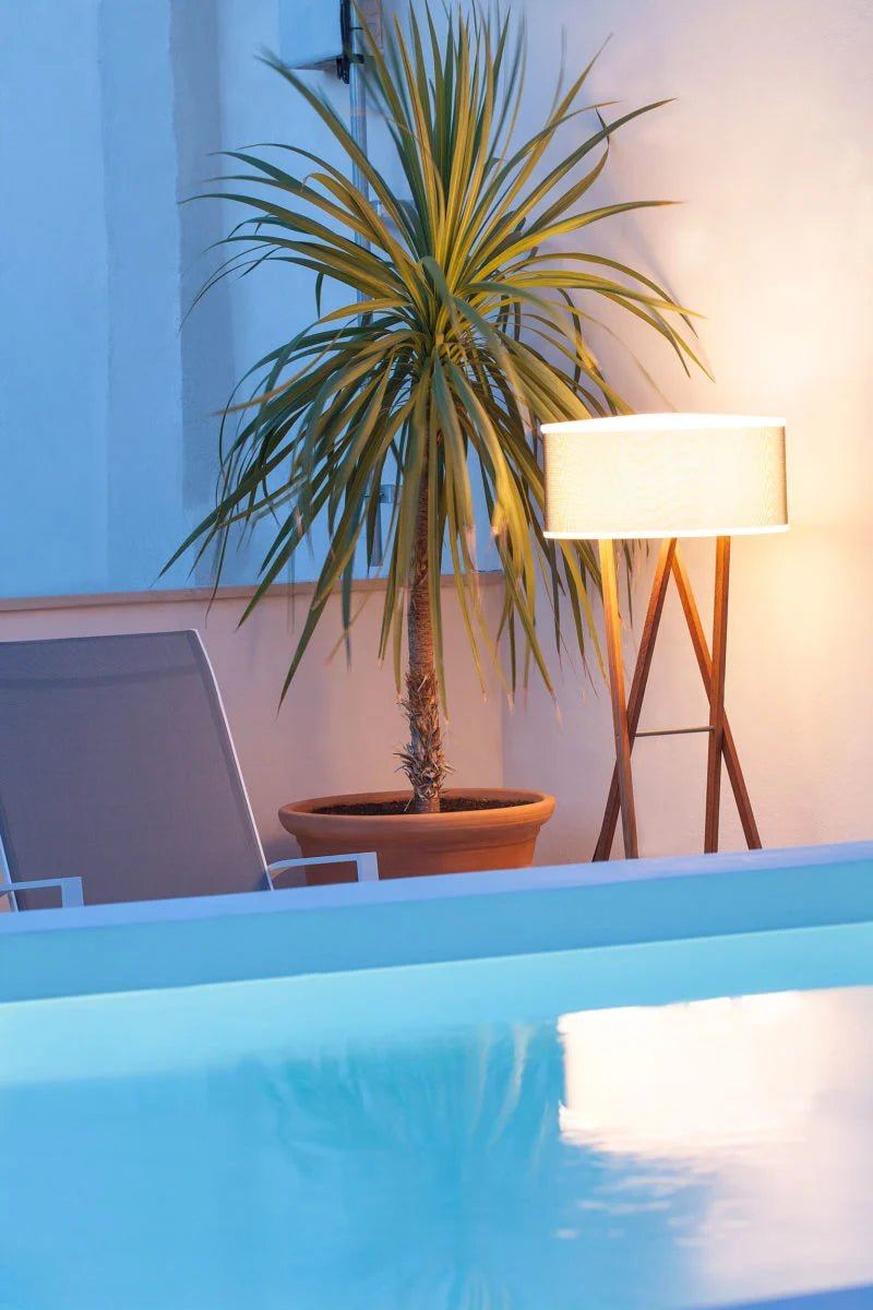 Lampadaire d'extérieur en bois et textile beige 53x140cm Cala - Marset - The Cool Republic