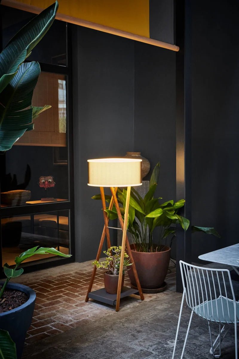 Lampadaire d'extérieur en bois et textile beige 53x140cm Cala - Marset - The Cool Republic