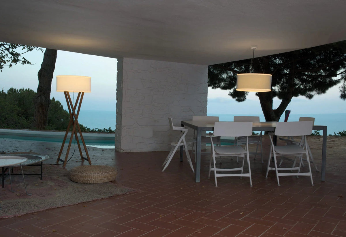 Lampadaire d'extérieur en bois et textile beige 53x140cm Cala - Marset - The Cool Republic