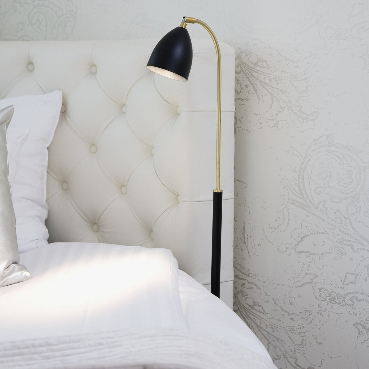 Lampadaire dimmable en laiton et métal blanc Deluxe - Belid - The Cool Republic