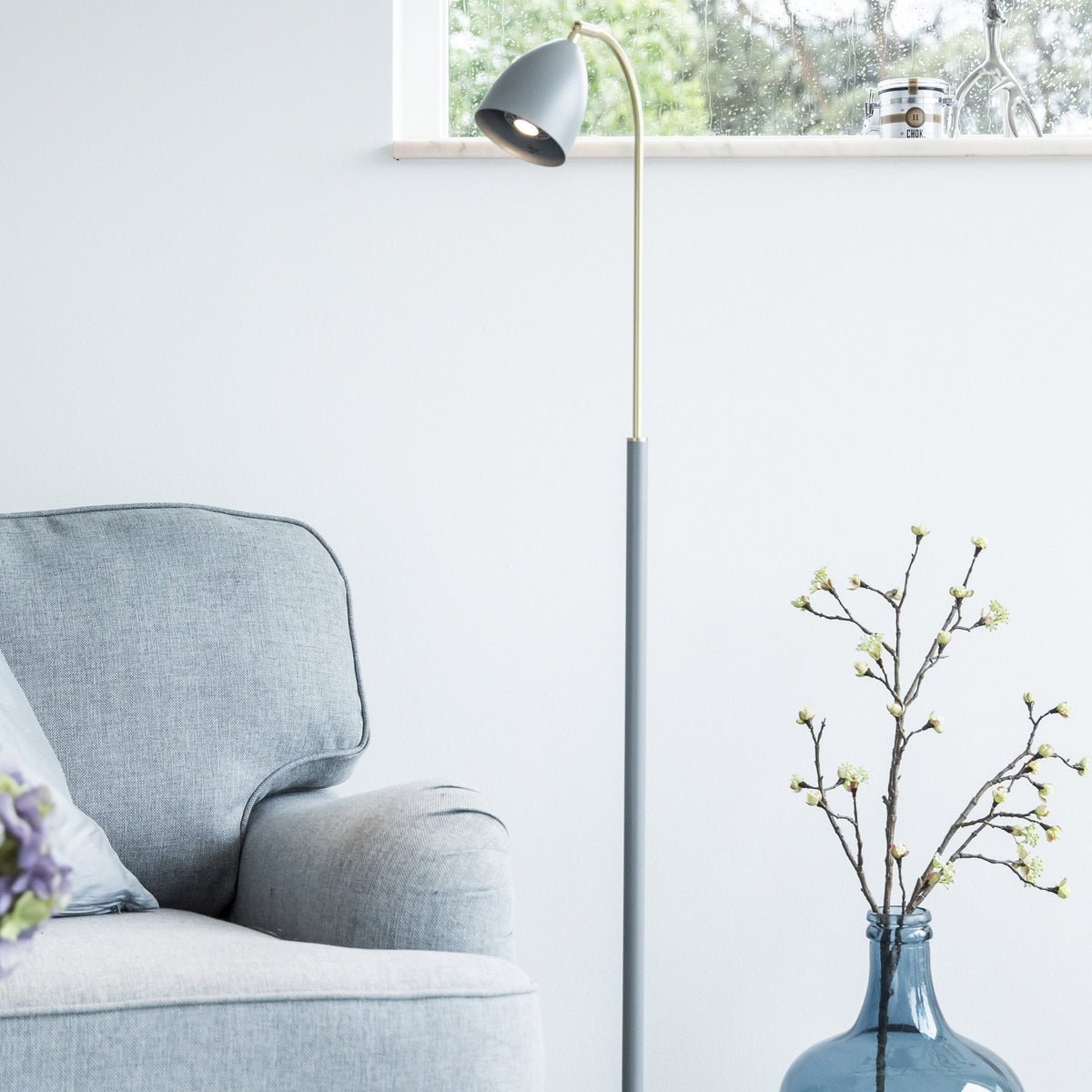 Lampadaire dimmable en laiton et métal gris Deluxe - Belid - The Cool Republic