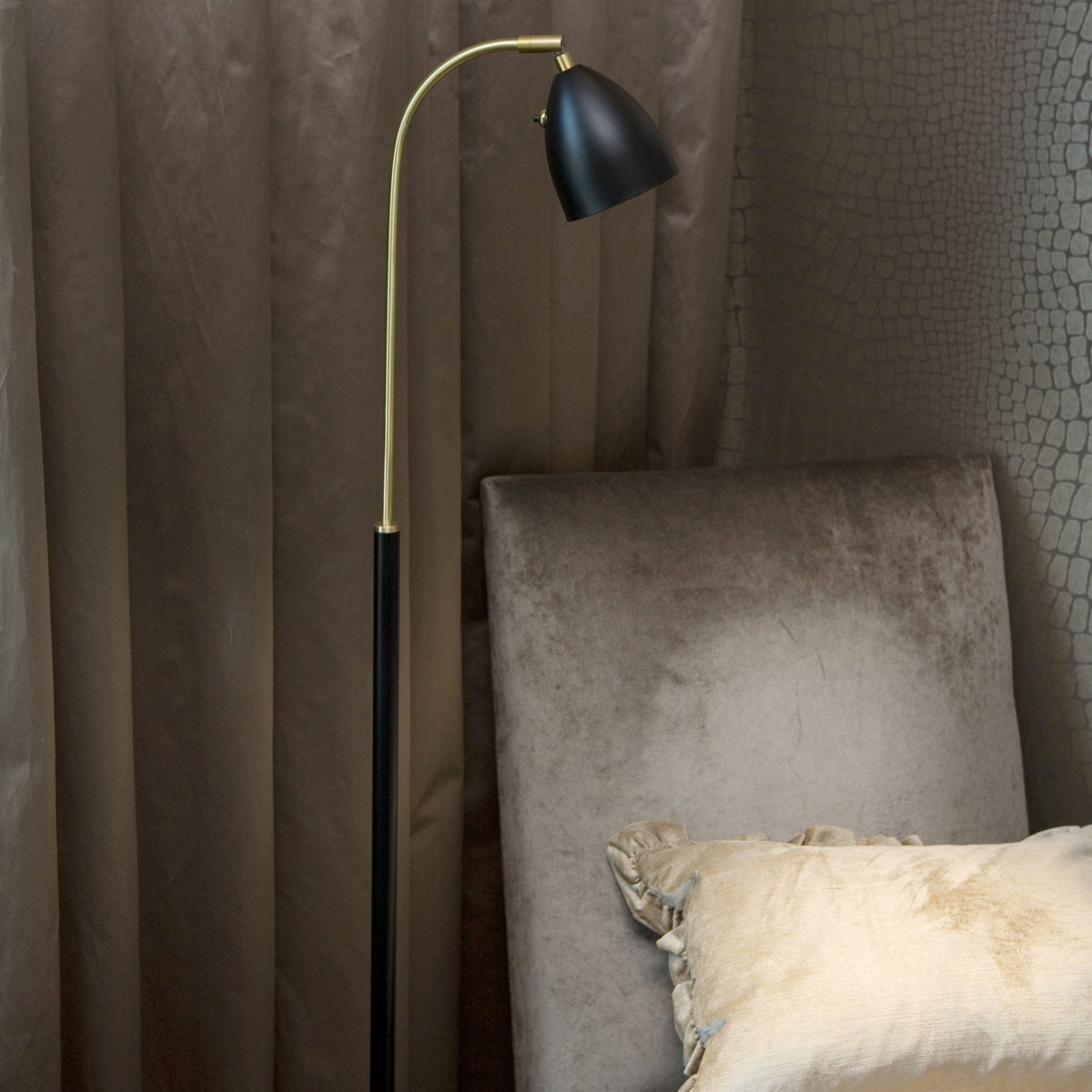 Lampadaire dimmable en laiton et métal noir Deluxe - Belid - The Cool Republic