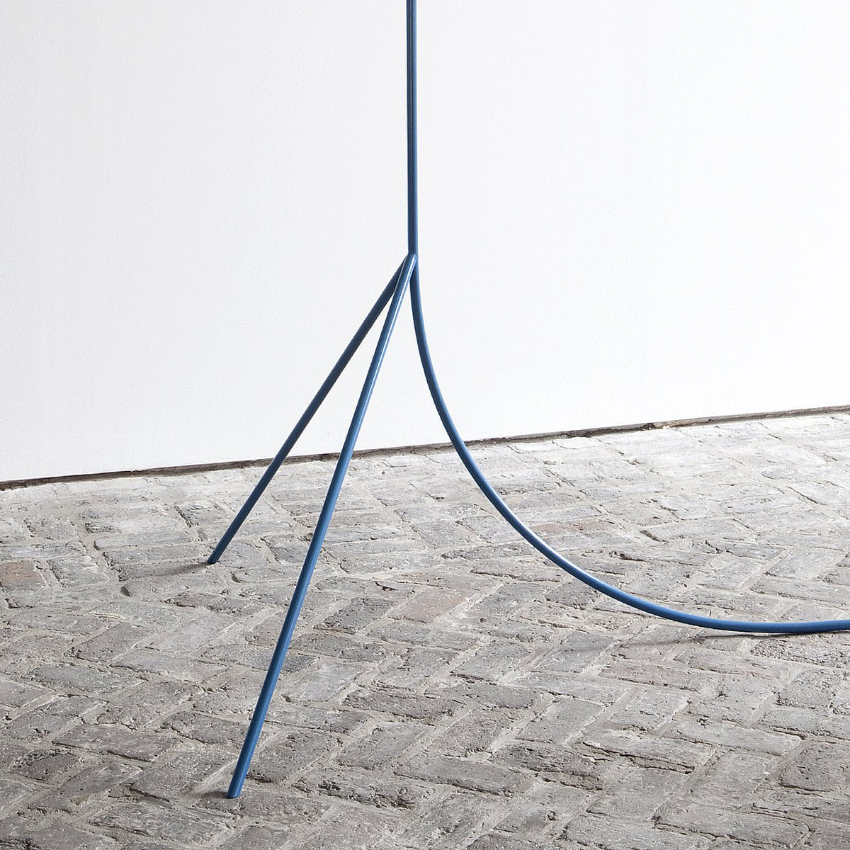 Lampadaire en acier bleu 120x100x190cm N° 1 - valerie_objects - The Cool Republic