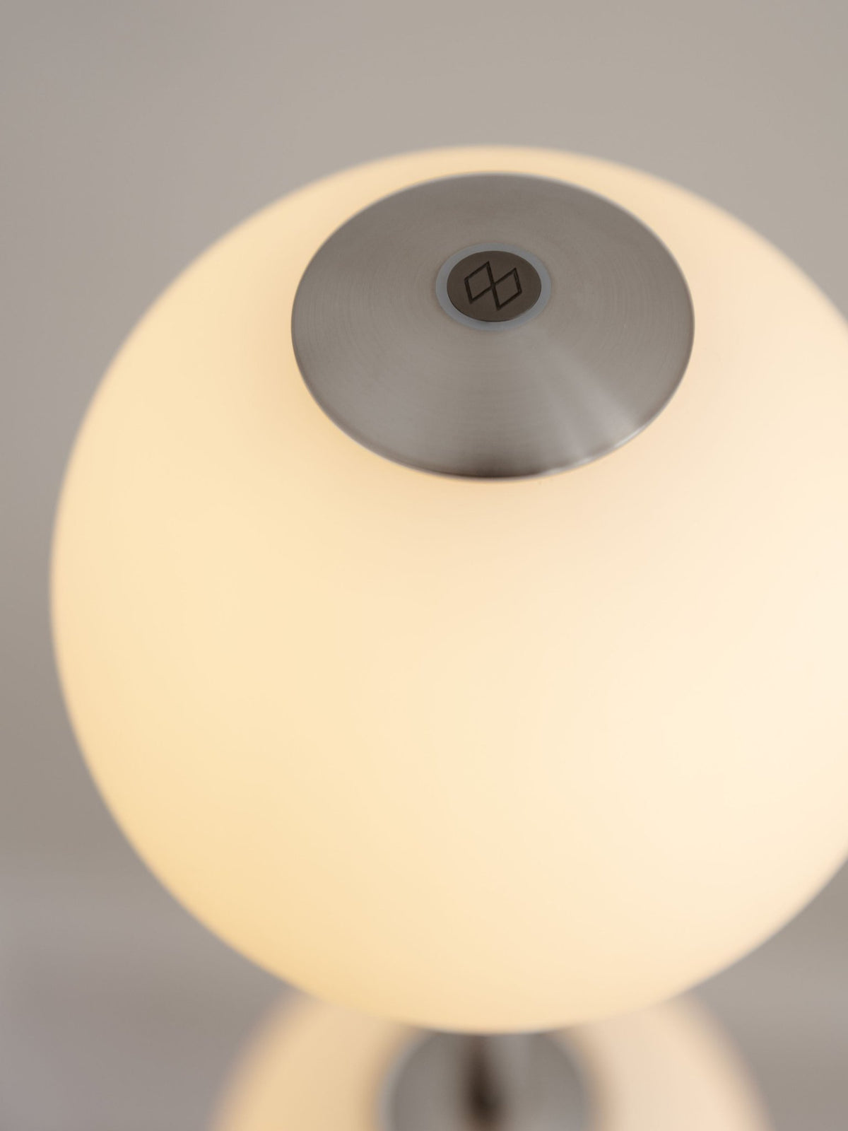 Lampadaire en acier et verre soufflé opalin 30x128cm Audrey - Umage - The Cool Republic