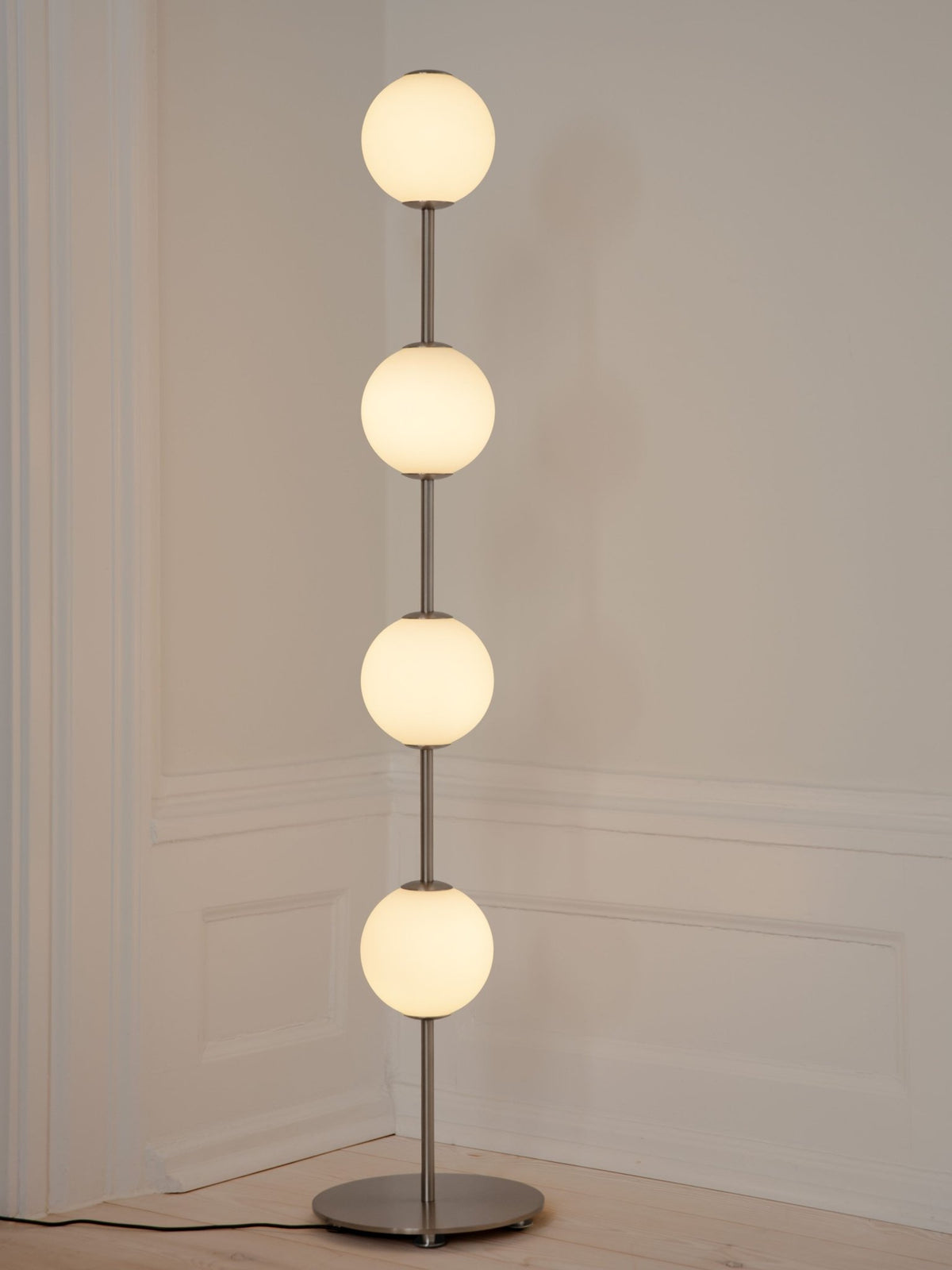 Lampadaire en acier et verre soufflé opalin 30x128cm Audrey - Umage - The Cool Republic