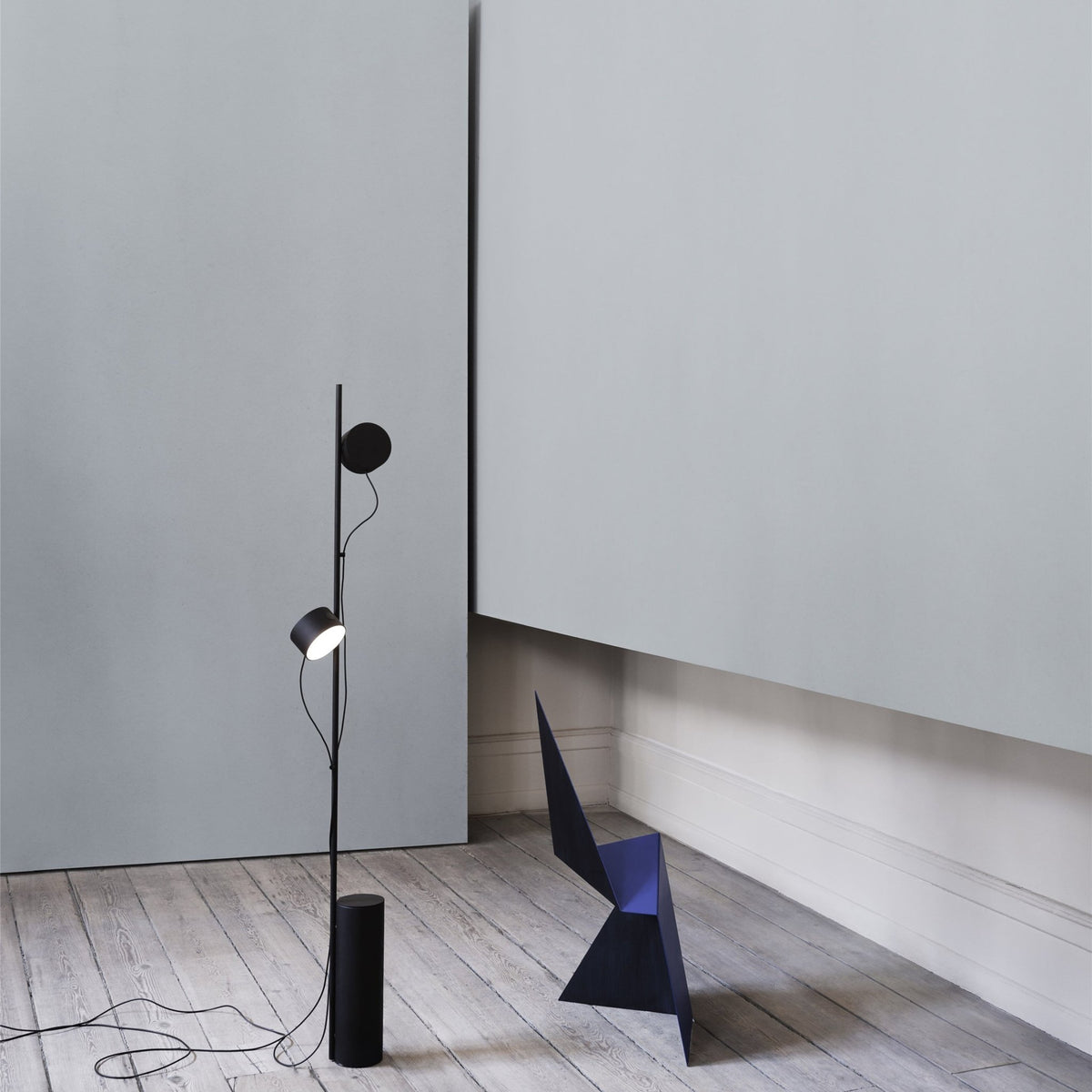 Lampadaire en acier noir Post - Muuto - The Cool Republic