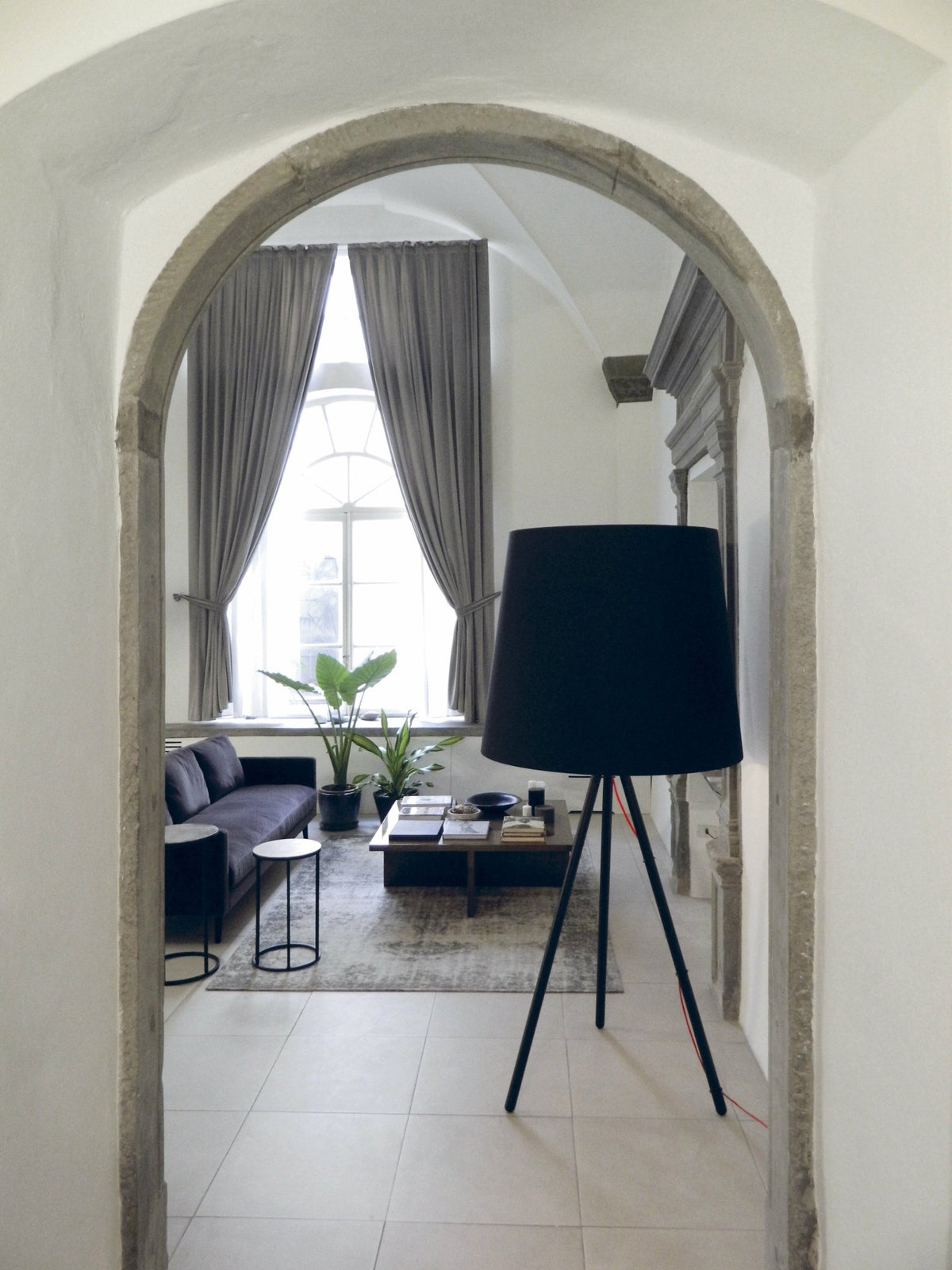 Lampadaire en aluminium et tissu noir 192 cm Eva - Martinelli Luce - The Cool Republic