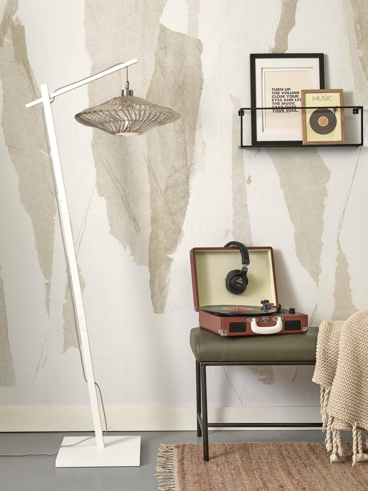 Lampadaire en bambou blanc avec abat-jour en bois blanc 150x40 cm Zanzibar - Good & Mojo - The Cool Republic