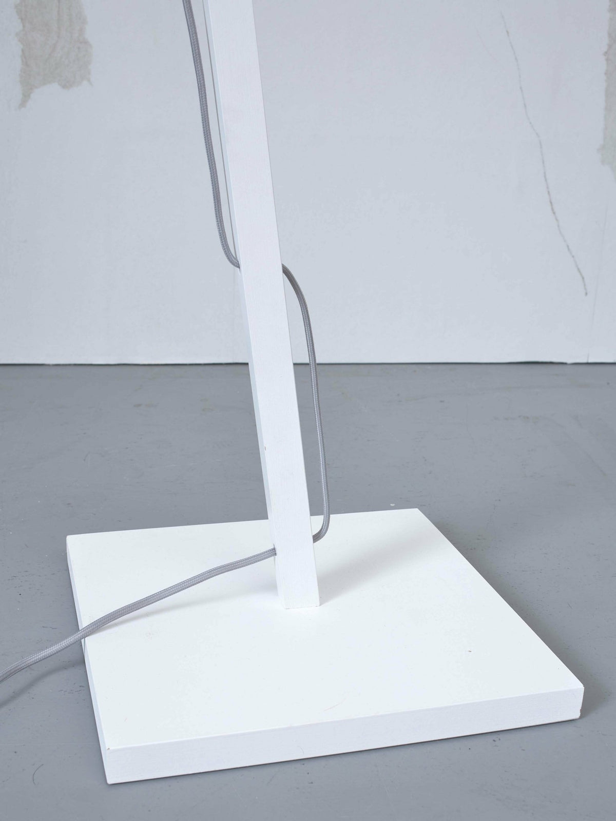 Lampadaire en bambou blanc avec abat-jour en bois naturel 176x50 cm Java - Good & Mojo - The Cool Republic