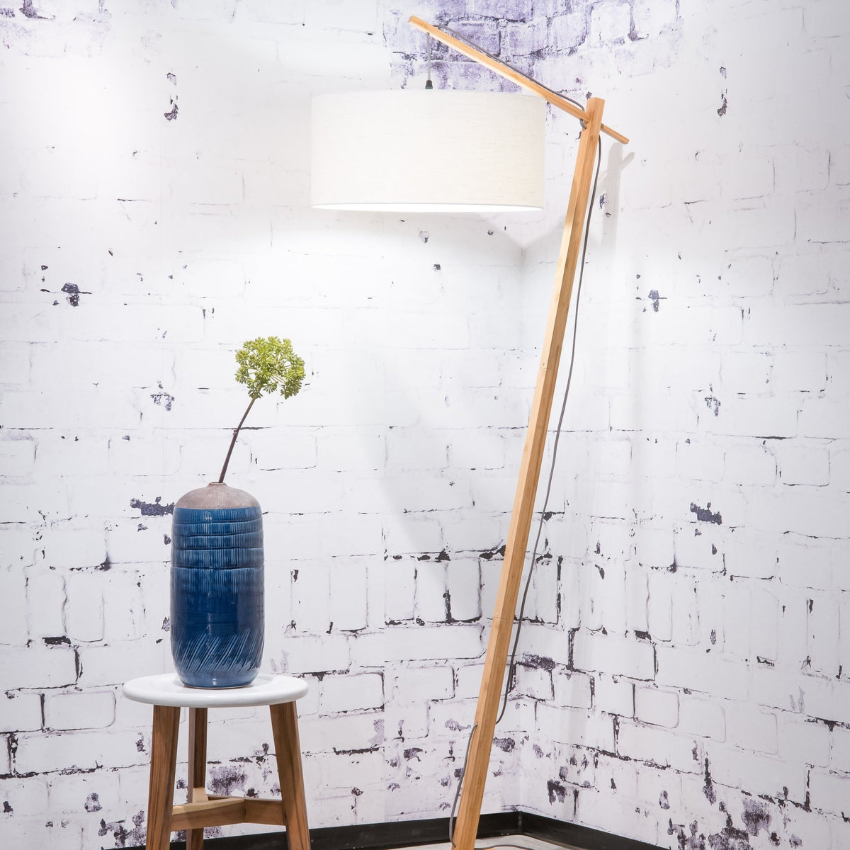 Lampadaire en bambou et lin blanc Andes - Good & Mojo - The Cool Republic