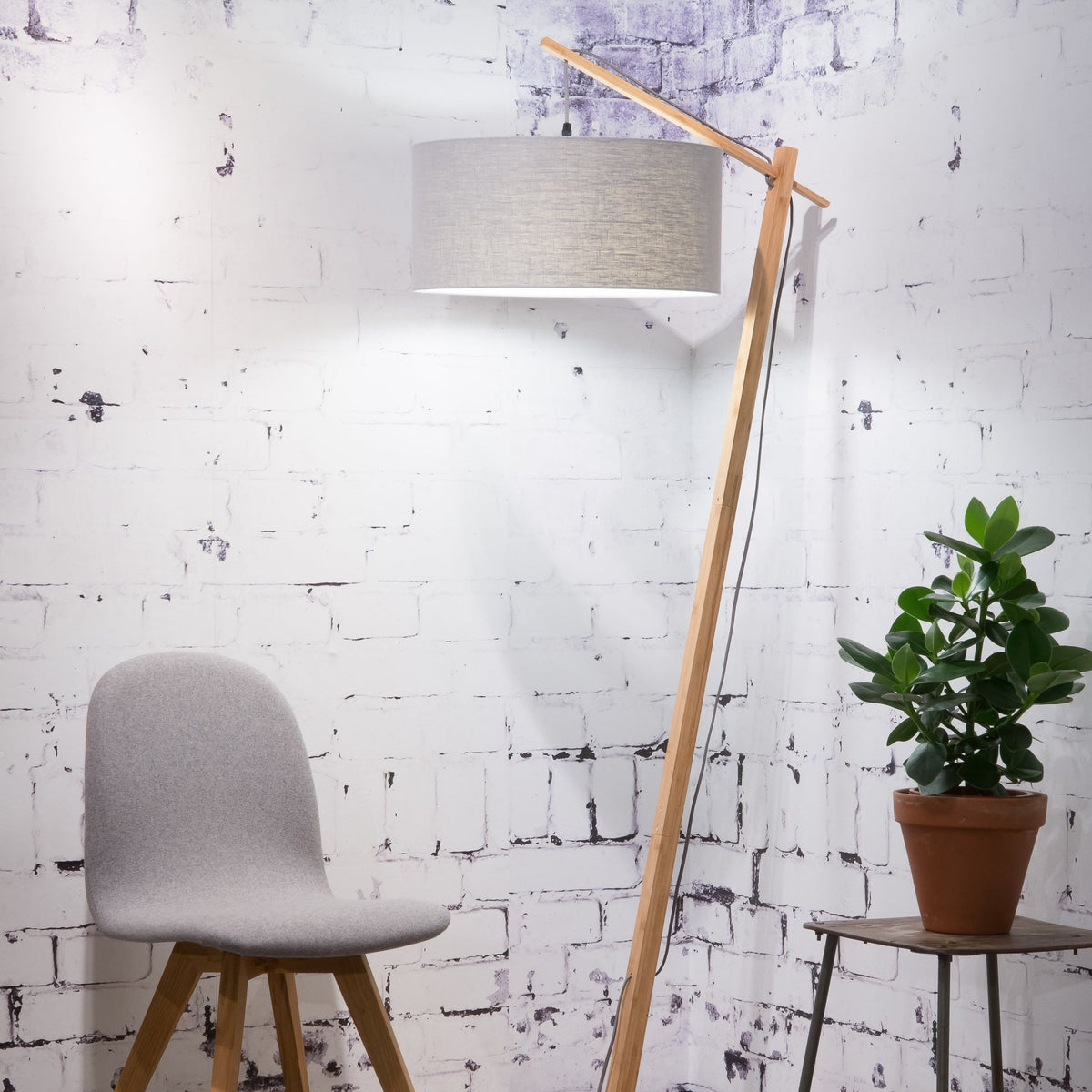 Lampadaire en bambou et lin gris clair Andes - Good & Mojo - The Cool Republic