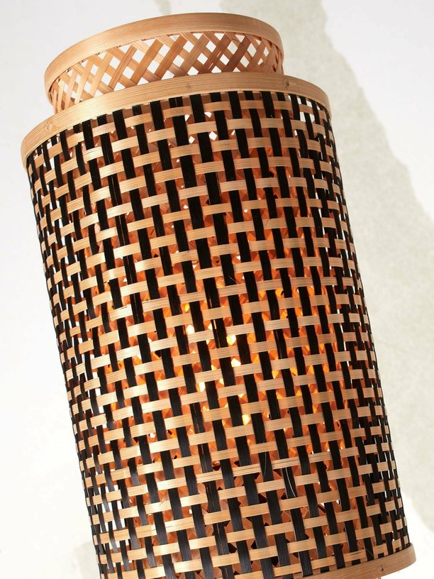 Lampadaire en bambou naturel avec abat-jour en bois noir et naturel 145x18 cm Bhutan - Good & Mojo - The Cool Republic