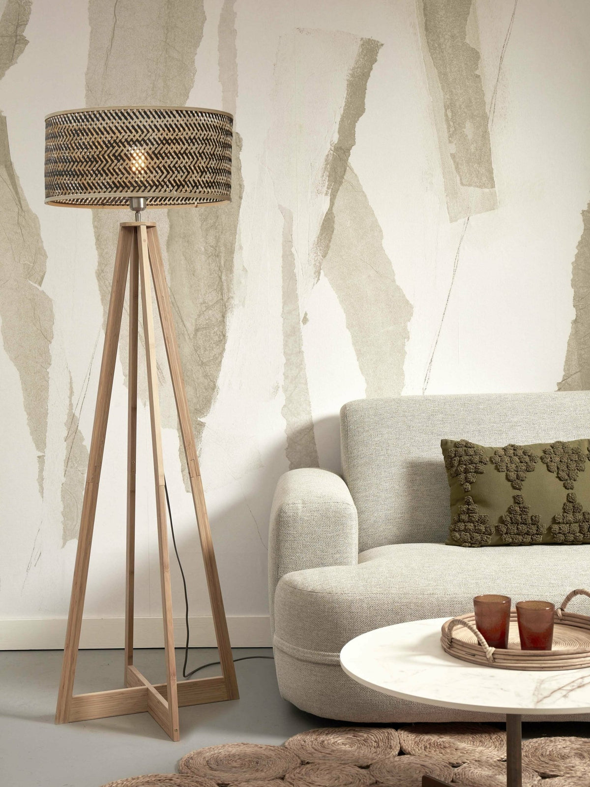 Lampadaire en bambou naturel avec abat-jour en bois noir et naturel 145x50 cm Java - Good & Mojo - The Cool Republic