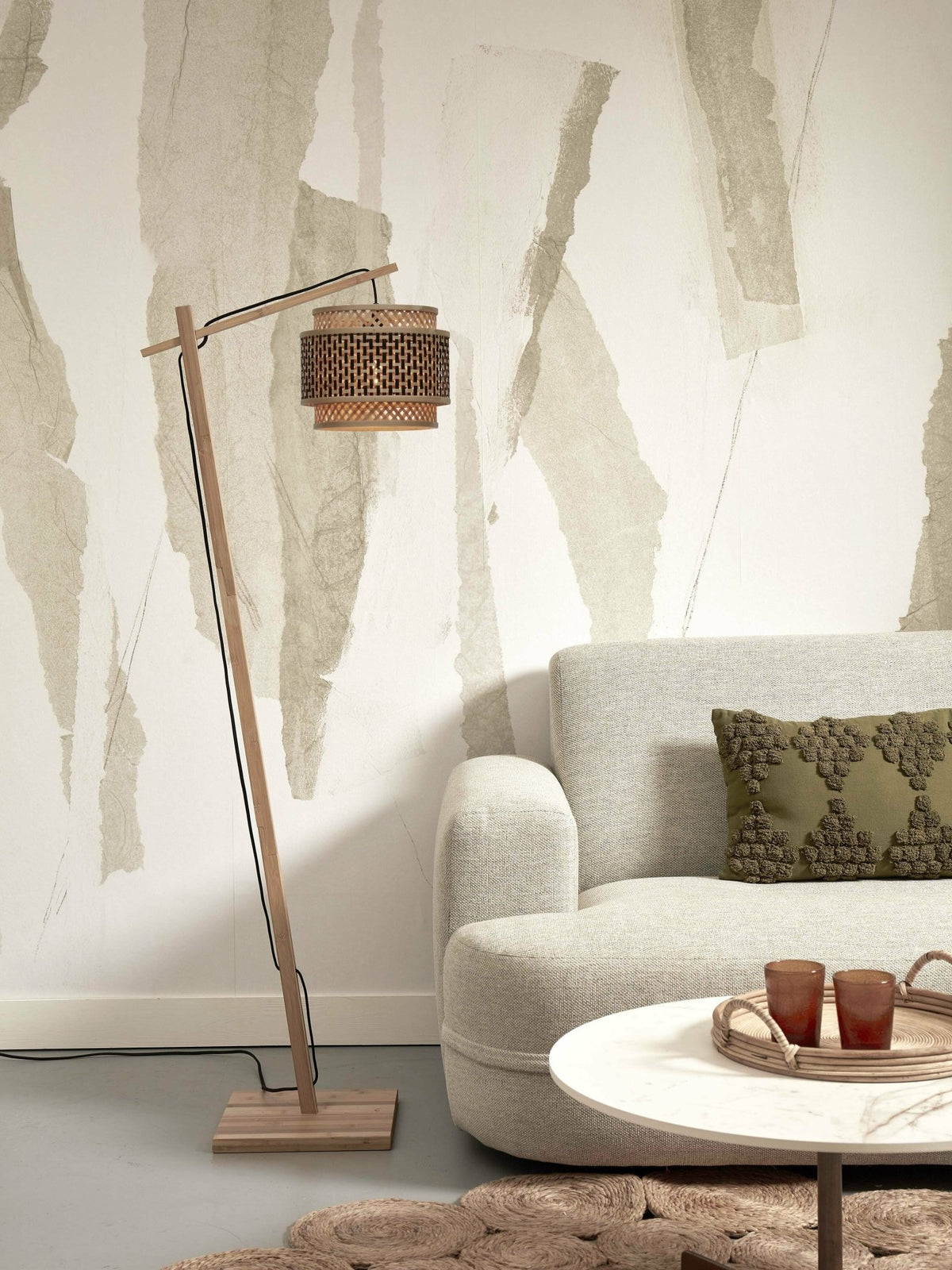 Lampadaire en bambou naturel avec abat-jour en bois noir et naturel 150x25 cm Bhutan - Good & Mojo - The Cool Republic