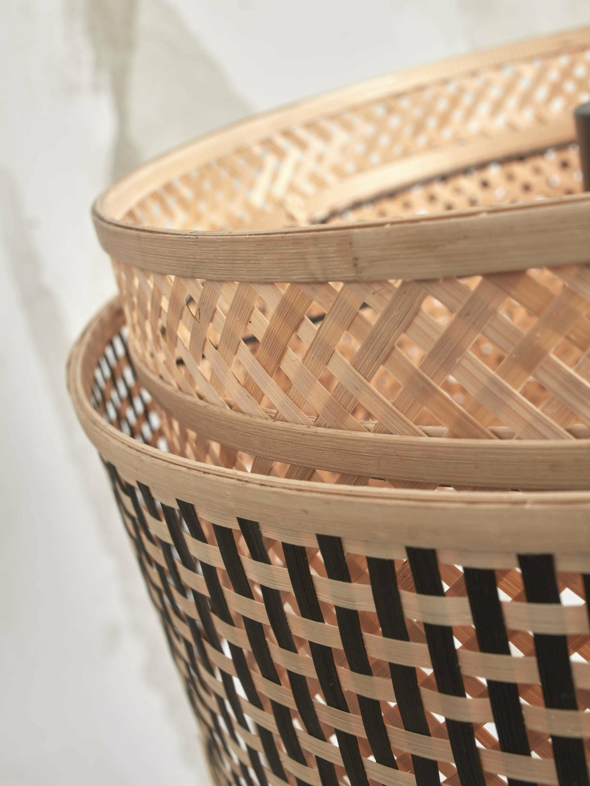 Lampadaire en bambou naturel avec abat-jour en bois noir et naturel 150x25 cm Bhutan - Good & Mojo - The Cool Republic