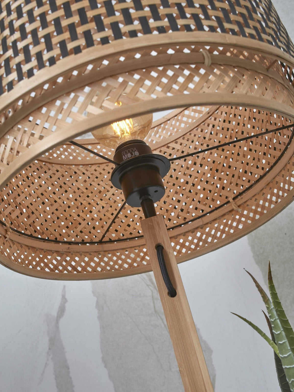 Lampadaire en bambou naturel avec abat-jour en bois noir et naturel 160x40 cm Bhoutan - Good & Mojo - The Cool Republic