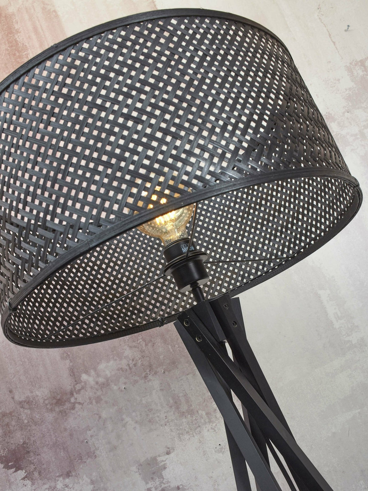 Lampadaire en bambou noir avec abat-jour en bois noir 146x50 cm Java - Good & Mojo - The Cool Republic